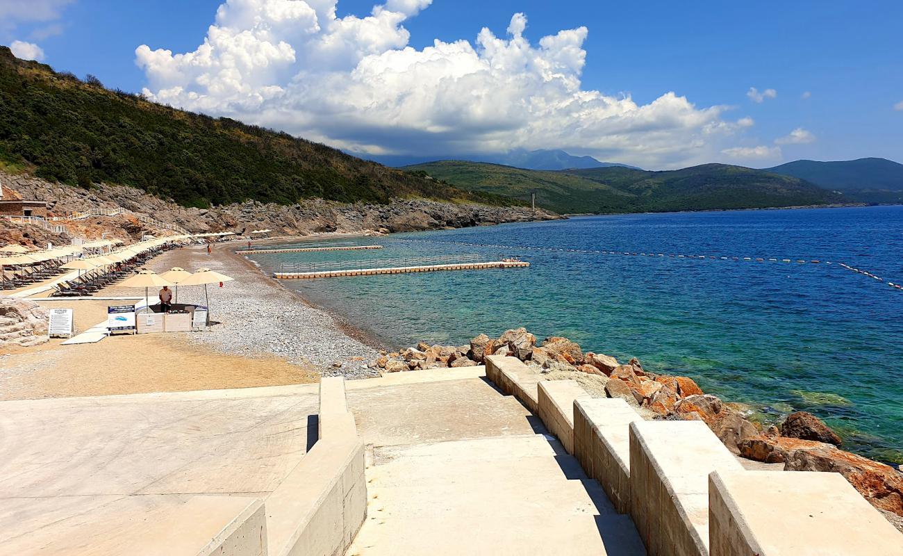 Photo de Lustica beach avec caillou fin clair de surface