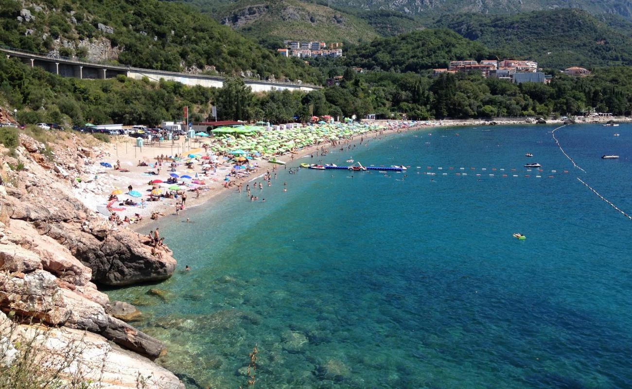 Photo de Kamenovo beach avec petits galets beige de surface