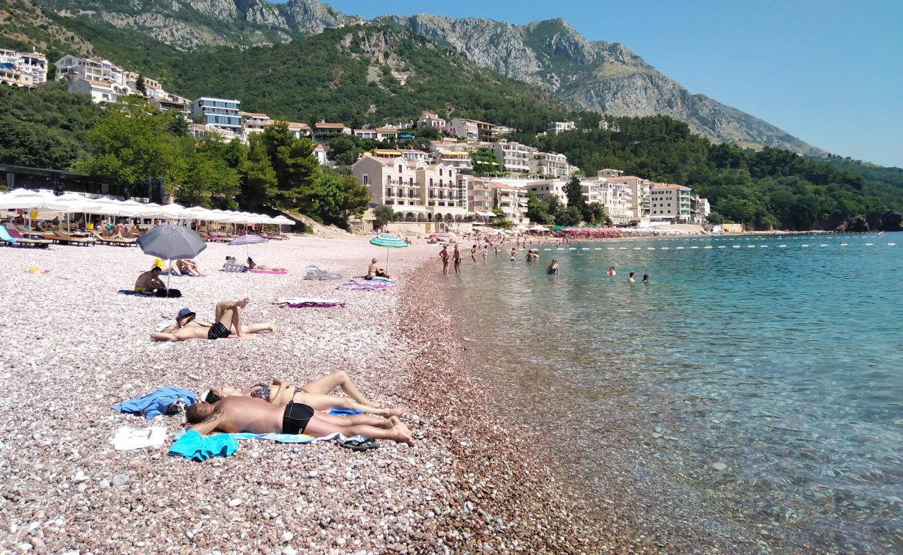 Photo de Sveti Stefan beach avec caillou fin brun de surface