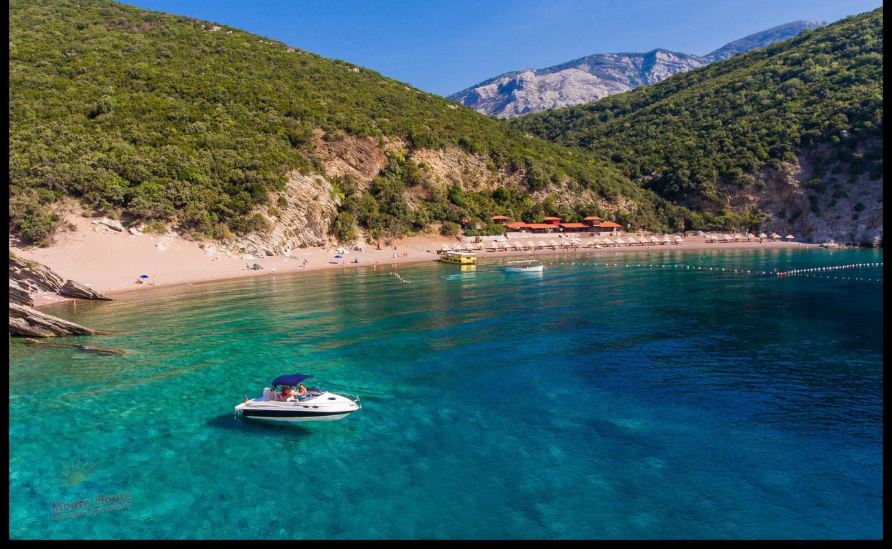 Photo de Kraljichina beach avec caillou fin clair de surface