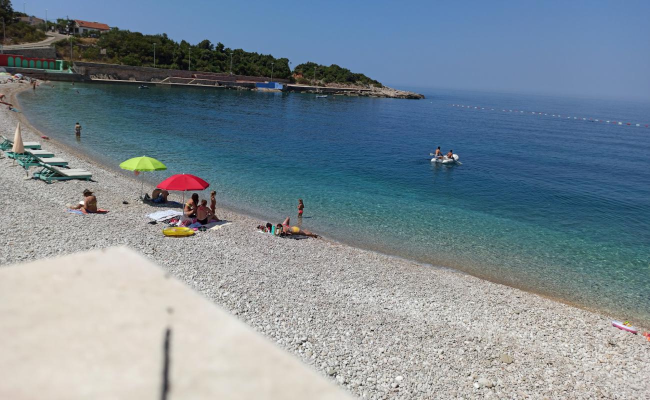 Photo de Plage d'Utjeha avec caillou clair de surface