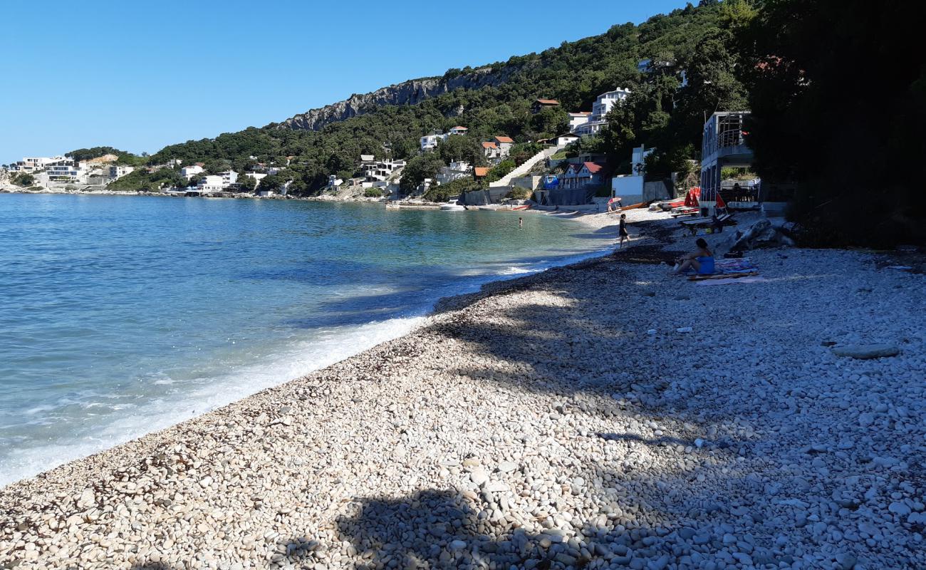 Photo de Kruche beach avec galets beige de surface
