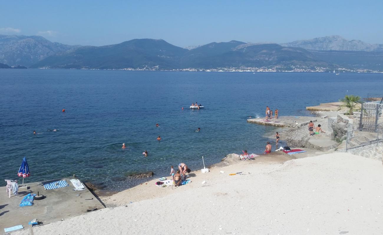 Photo de Krasici Beach avec sable gris & rochers de surface