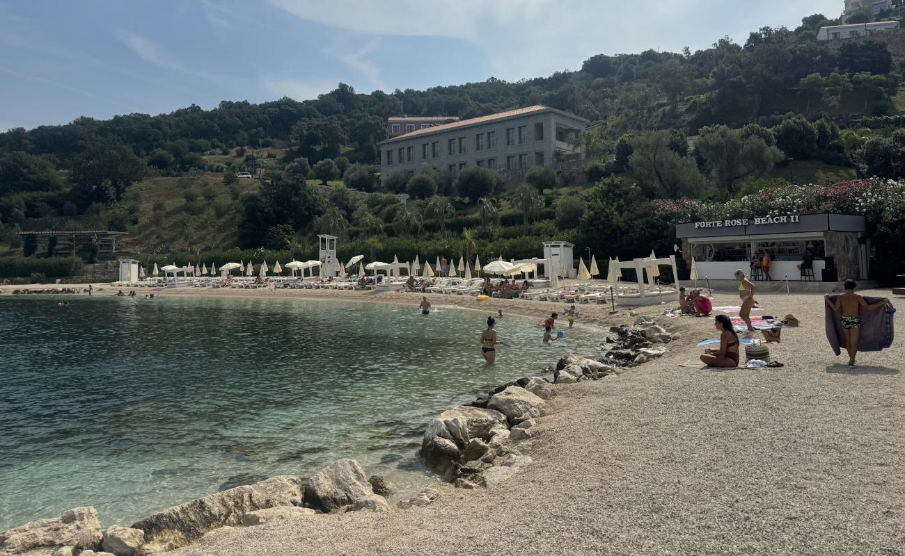 Photo de Forte Rose Beach avec petits galets beige de surface