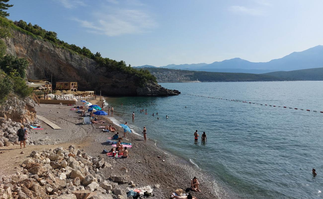 Photo de Velja Spila Beach avec petits galets gris de surface