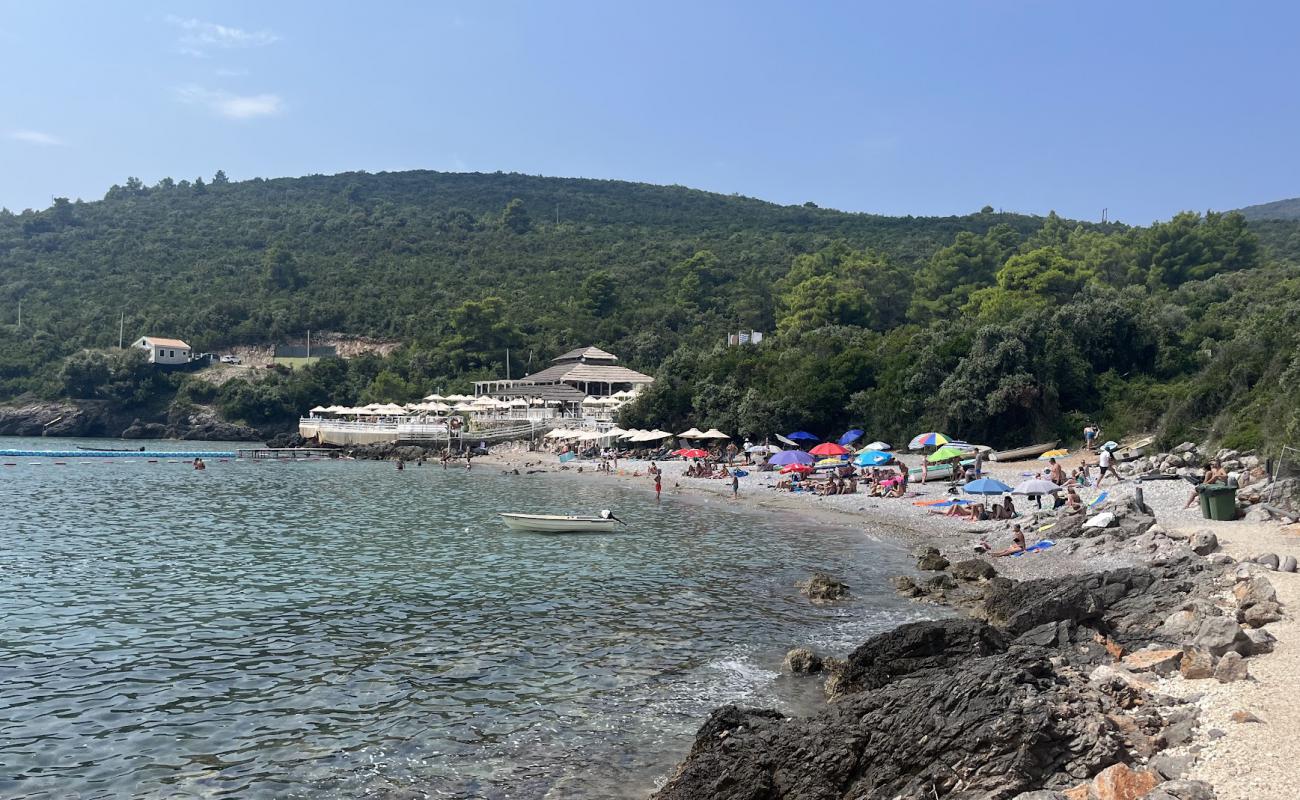 Photo de Oblatno Beach avec sable gris & galets de surface