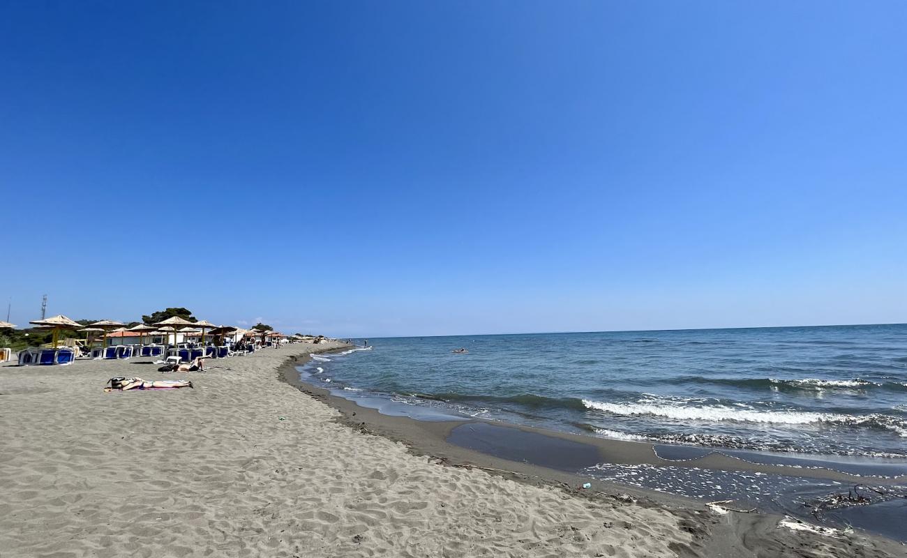 Photo de Plaza Ada Bojana avec sable gris de surface