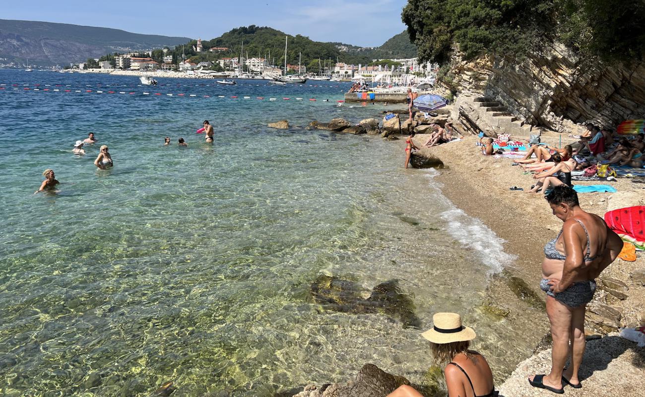 Photo de Lalovina Beach avec terrain rocheux de surface