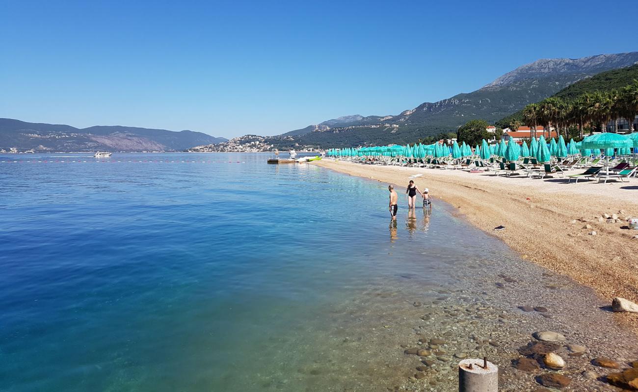 Photo de Carine Hotel Kumbor Beach avec petits galets beige de surface