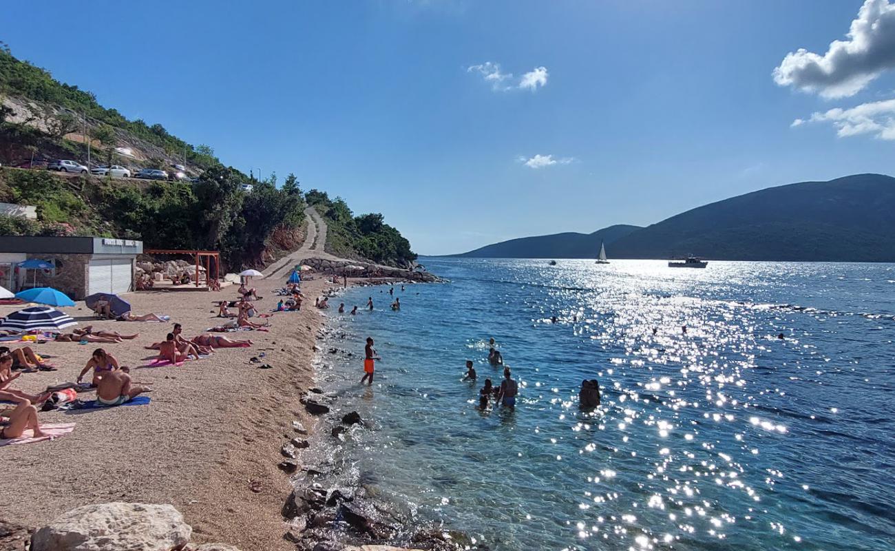 Photo de Plage de Rose avec petits galets gris de surface