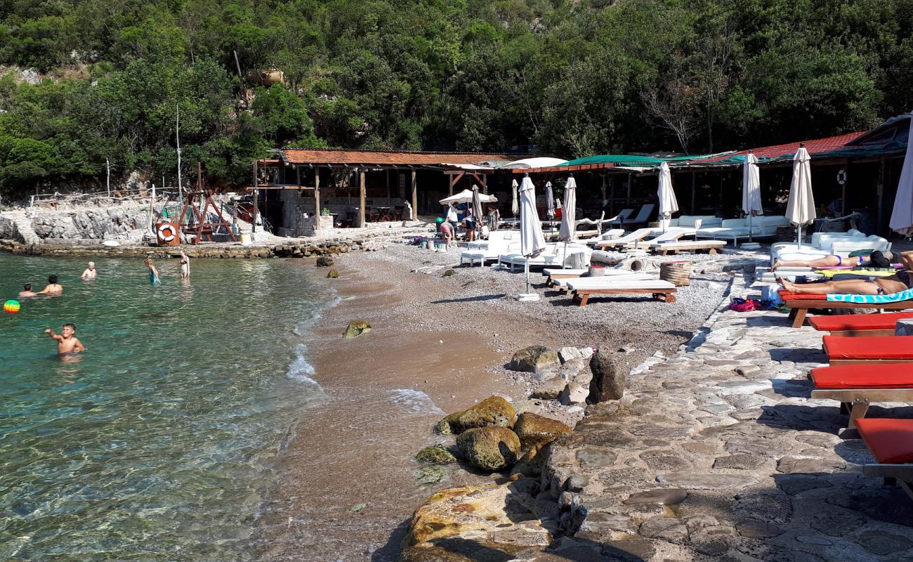 Photo de Dobrech Beach avec petits galets gris de surface