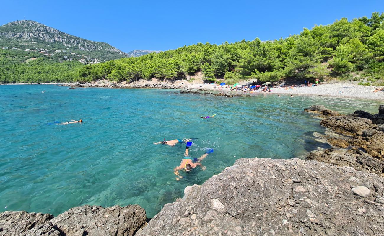 Photo de Little Maljevik Beach avec sable gris & galets de surface