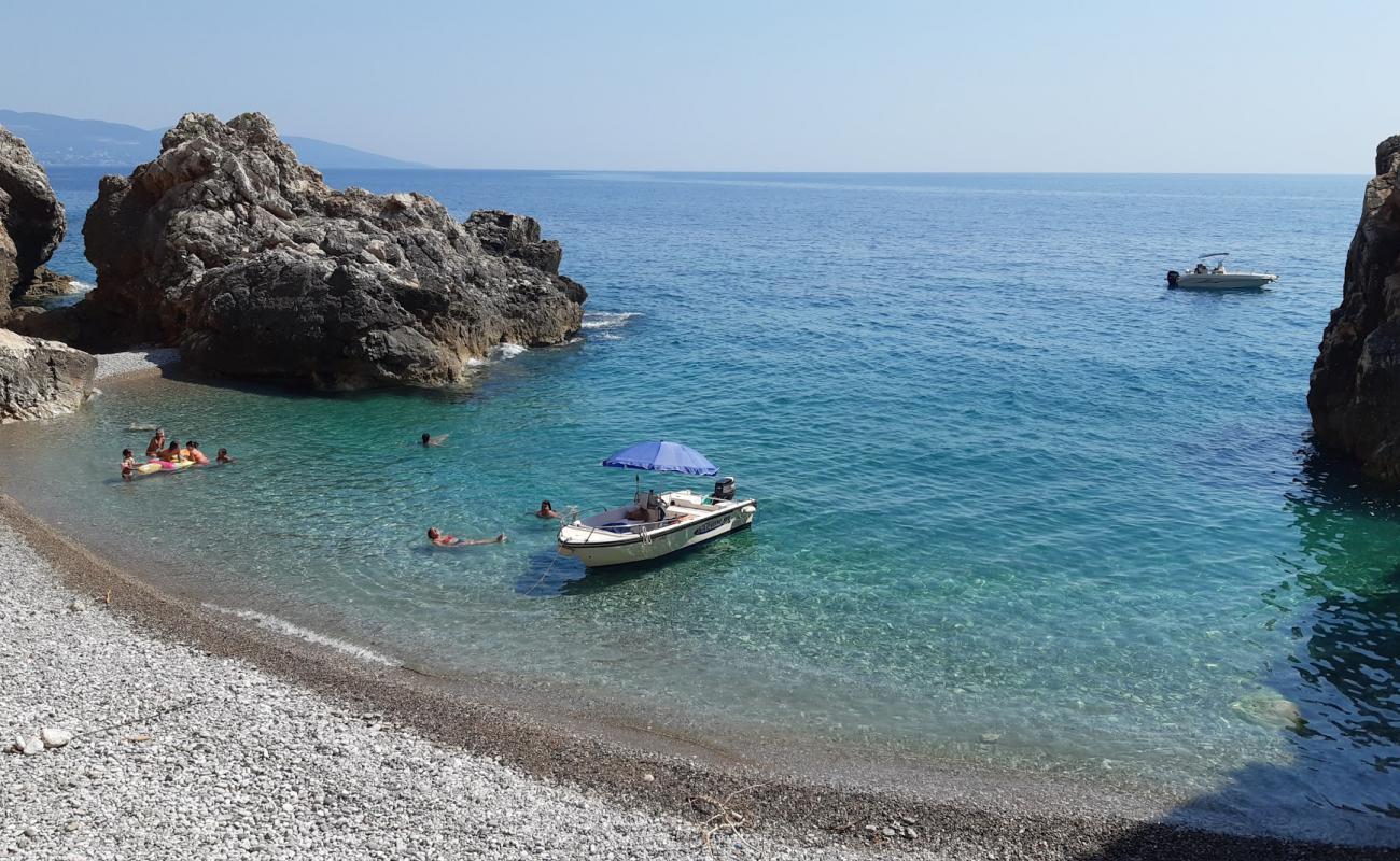 Photo de Crvena Stijena avec galets gris de surface