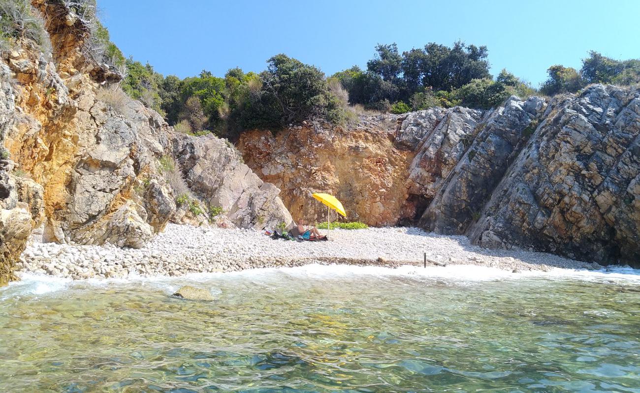 Photo de Nude Beach Utjeha avec galets gris de surface