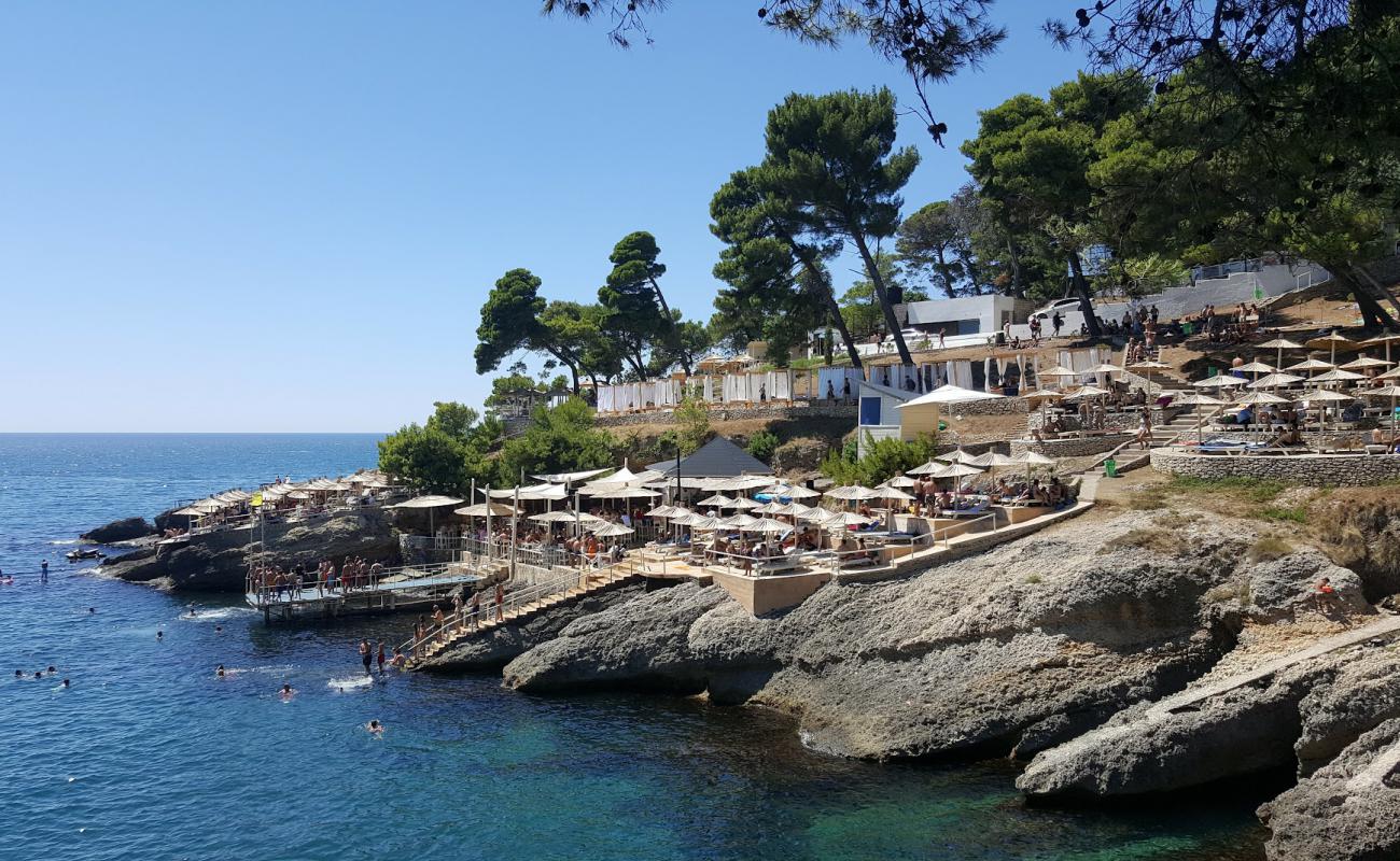 Photo de Aquarius White Beach avec surface béton pavée de surface