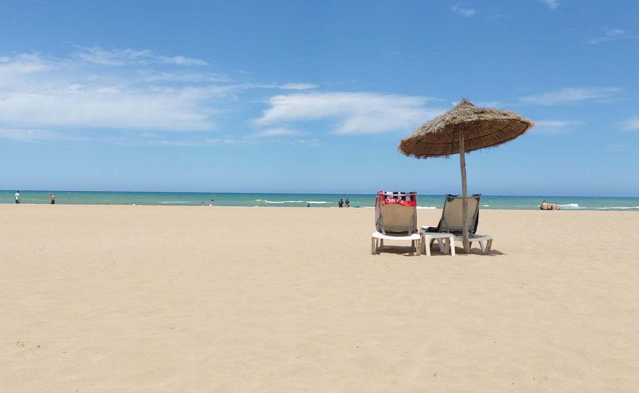 Photo de Melia beach avec sable lumineux de surface