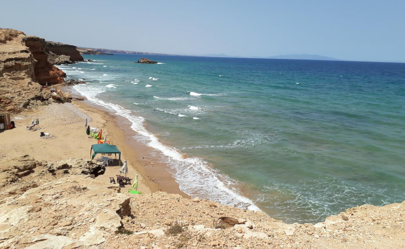 Photo de Red beach avec sable brun avec roches de surface