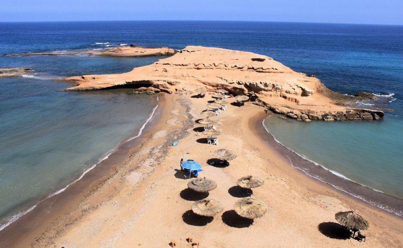 Photo de Plage Sidi El Bachir avec sable brun de surface