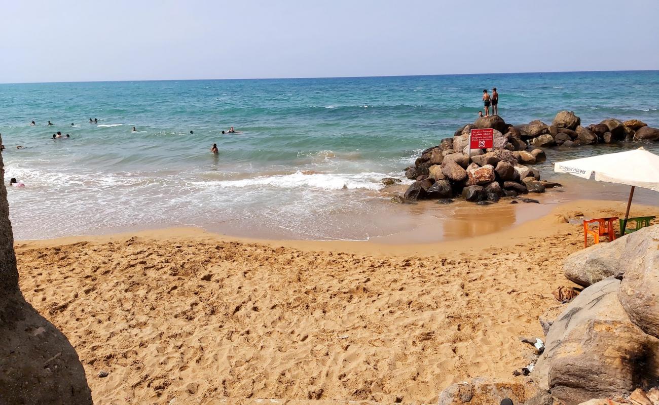 Photo de Kariat Arkmane Beach avec sable brun de surface