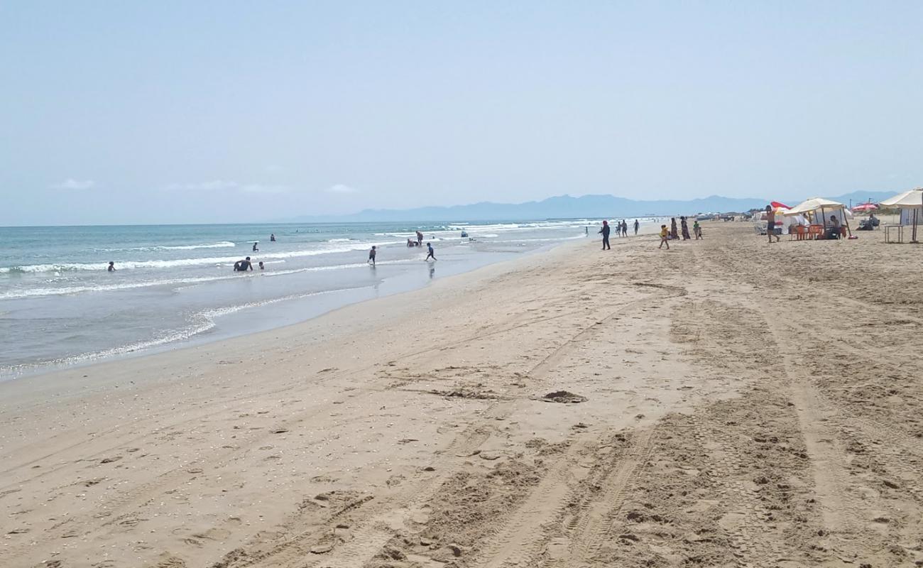 Photo de Plage Boukhana avec sable lumineux de surface