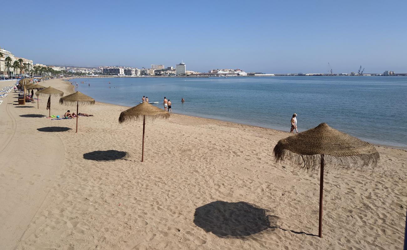 Photo de Playa de los Carabos avec sable fin et lumineux de surface