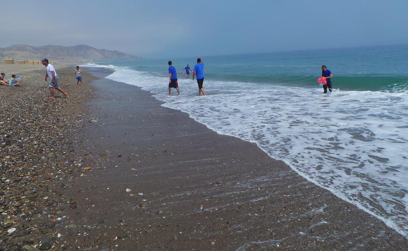 Photo de Plage Sidi Driss avec sable gris avec caillou de surface