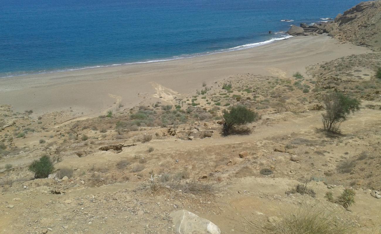 Photo de Plage de Sidi Driss avec sable clair avec caillou de surface