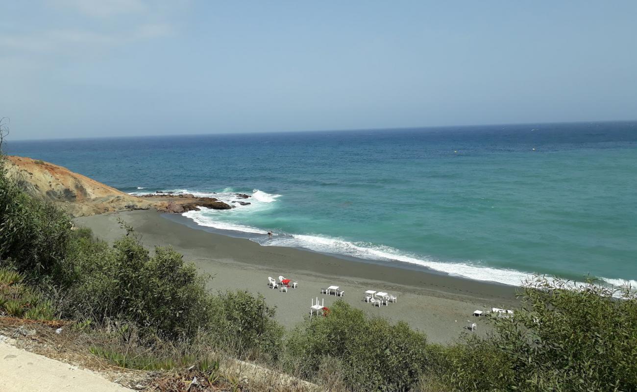 Photo de Plage Thara Youssef avec sable noir de surface