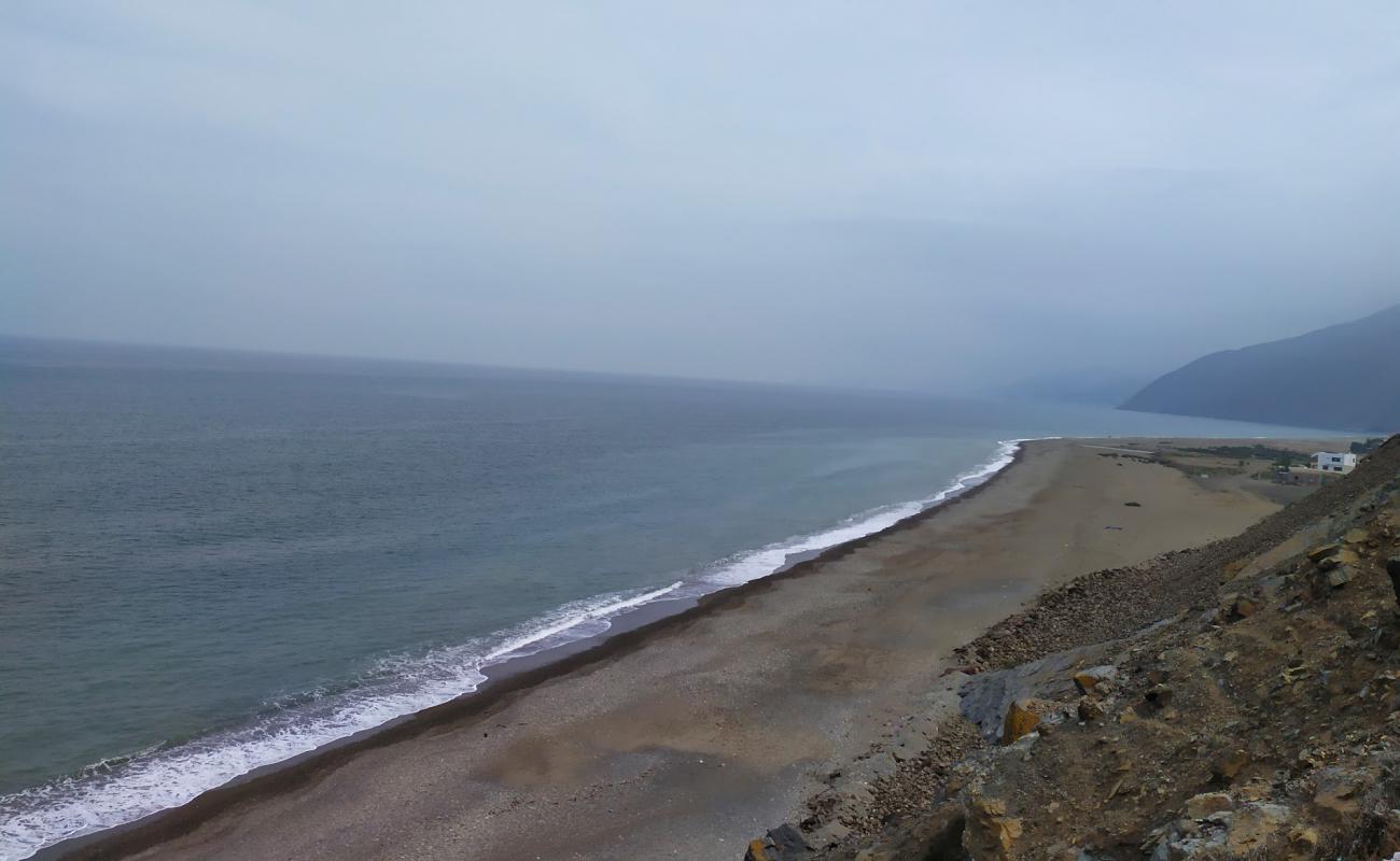 Photo de Plage Amtar avec sable brun & rochers de surface