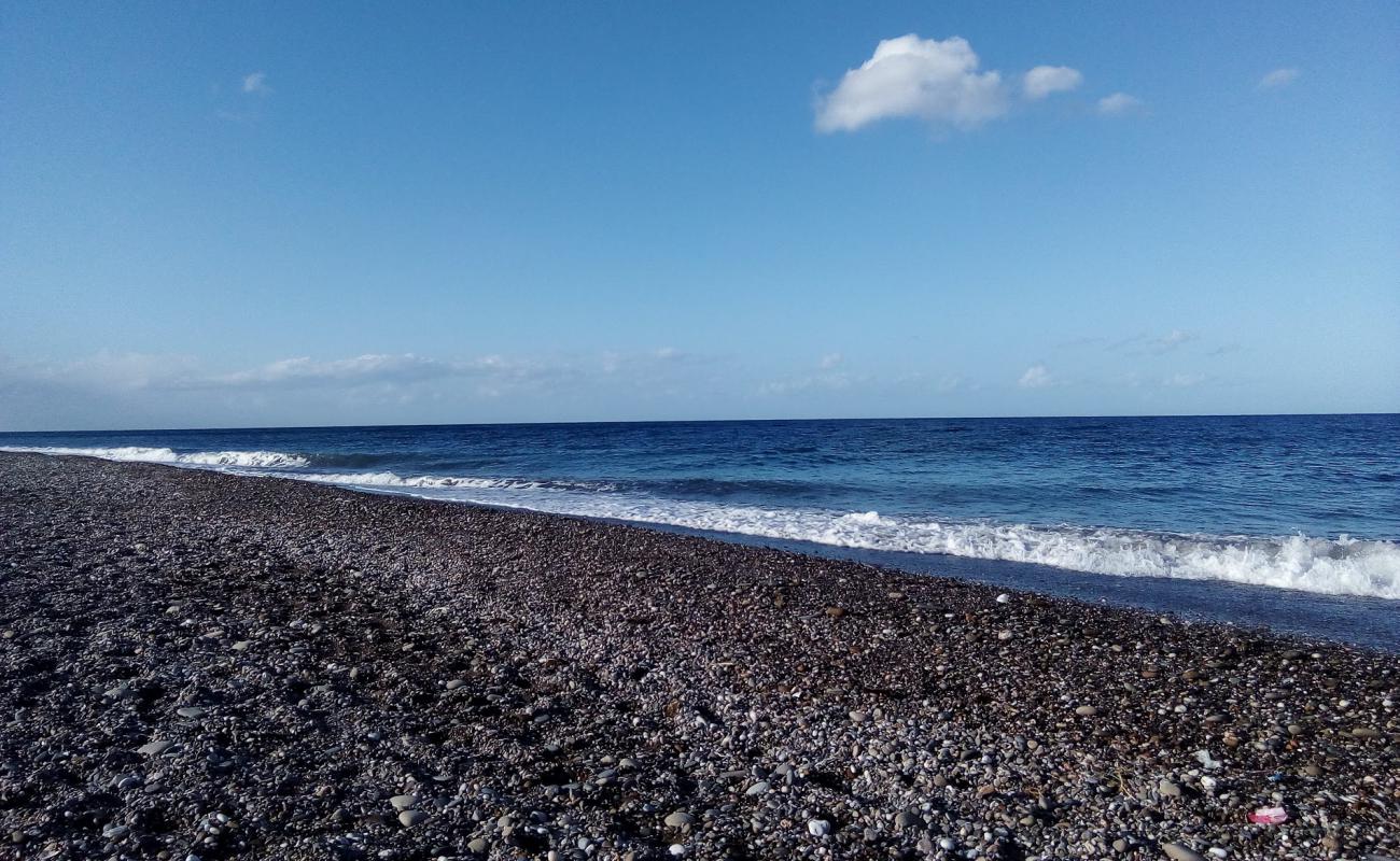 Photo de Plage Oued Laou II avec sable clair avec caillou de surface