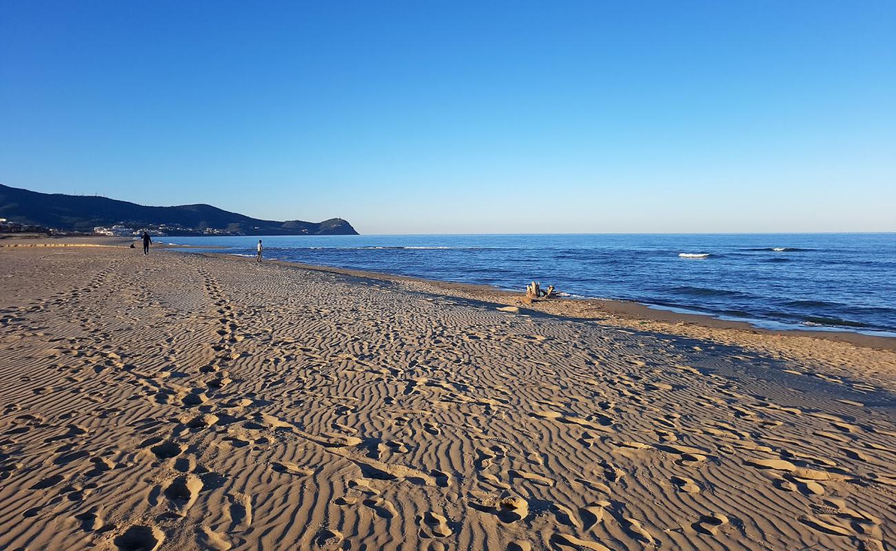 Photo de Plage de Cabo Negro avec sable fin et lumineux de surface