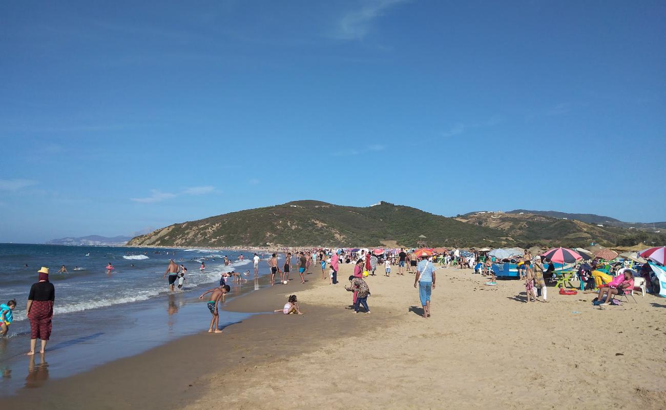 Photo de Plage Oued Alian avec sable fin et lumineux de surface