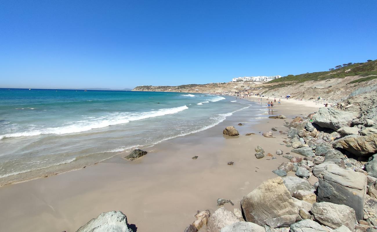 Photo de Plage Mrisat avec sable lumineux de surface