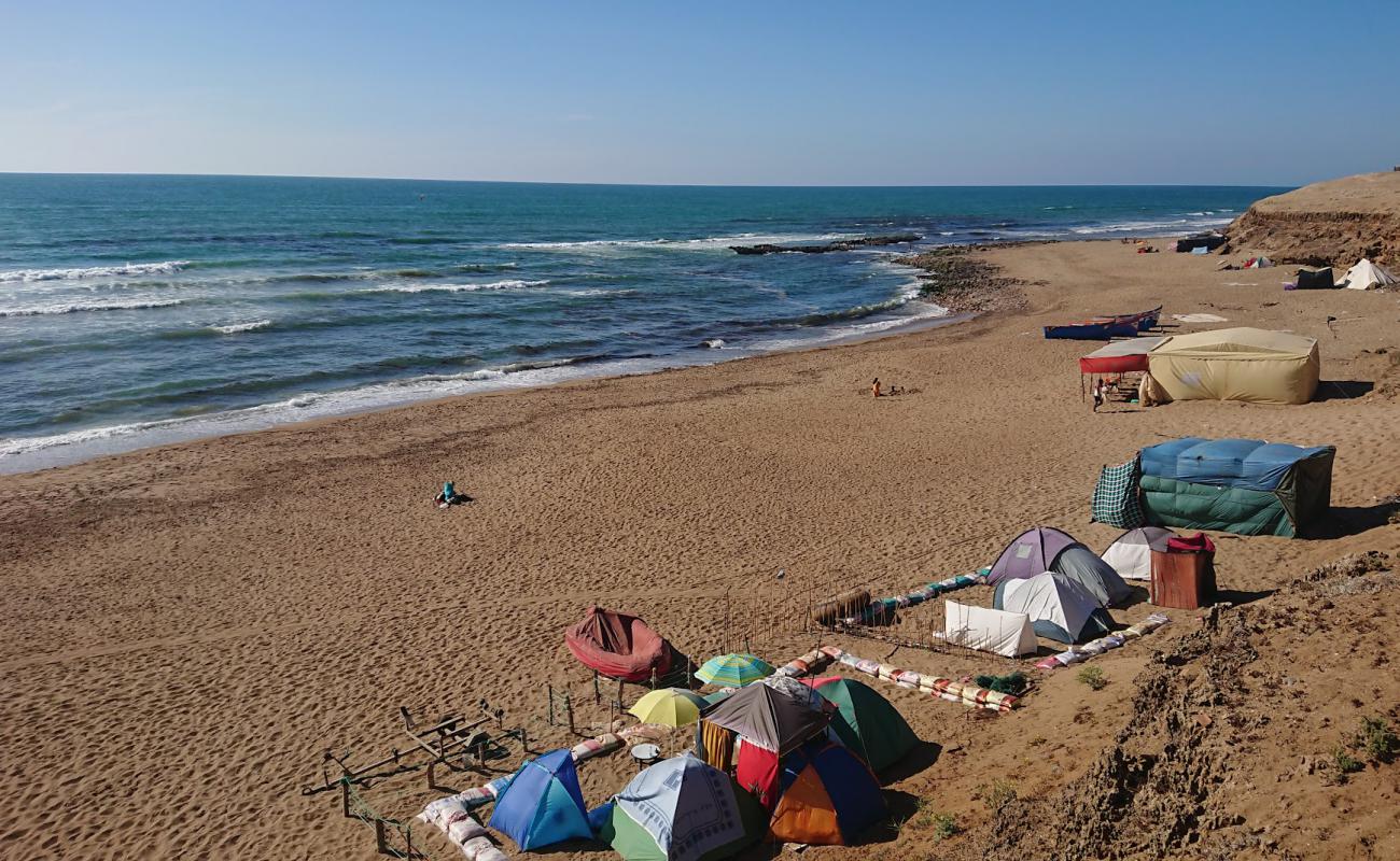 Photo de Plage Boukmour Mnasra avec sable beige fin de surface