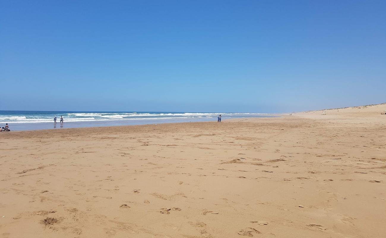 Photo de Plage Sidi Boughaba avec sable beige fin de surface