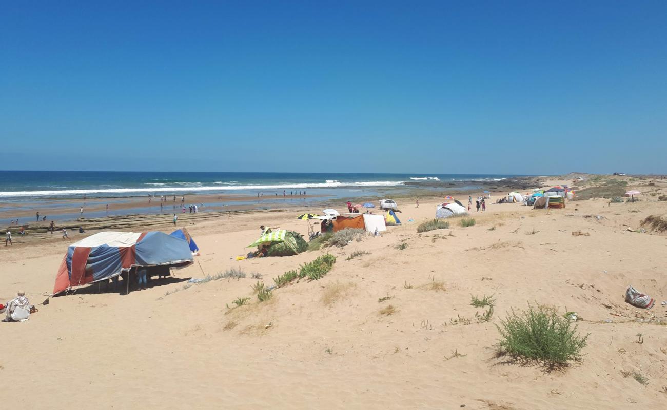 Photo de Plage Daya Mansourya avec sable fin et lumineux de surface