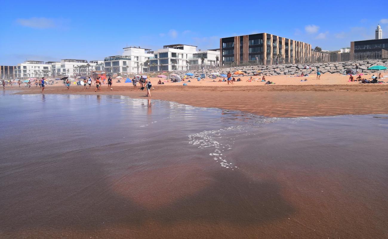 Photo de Public Plage avec sable fin et lumineux de surface