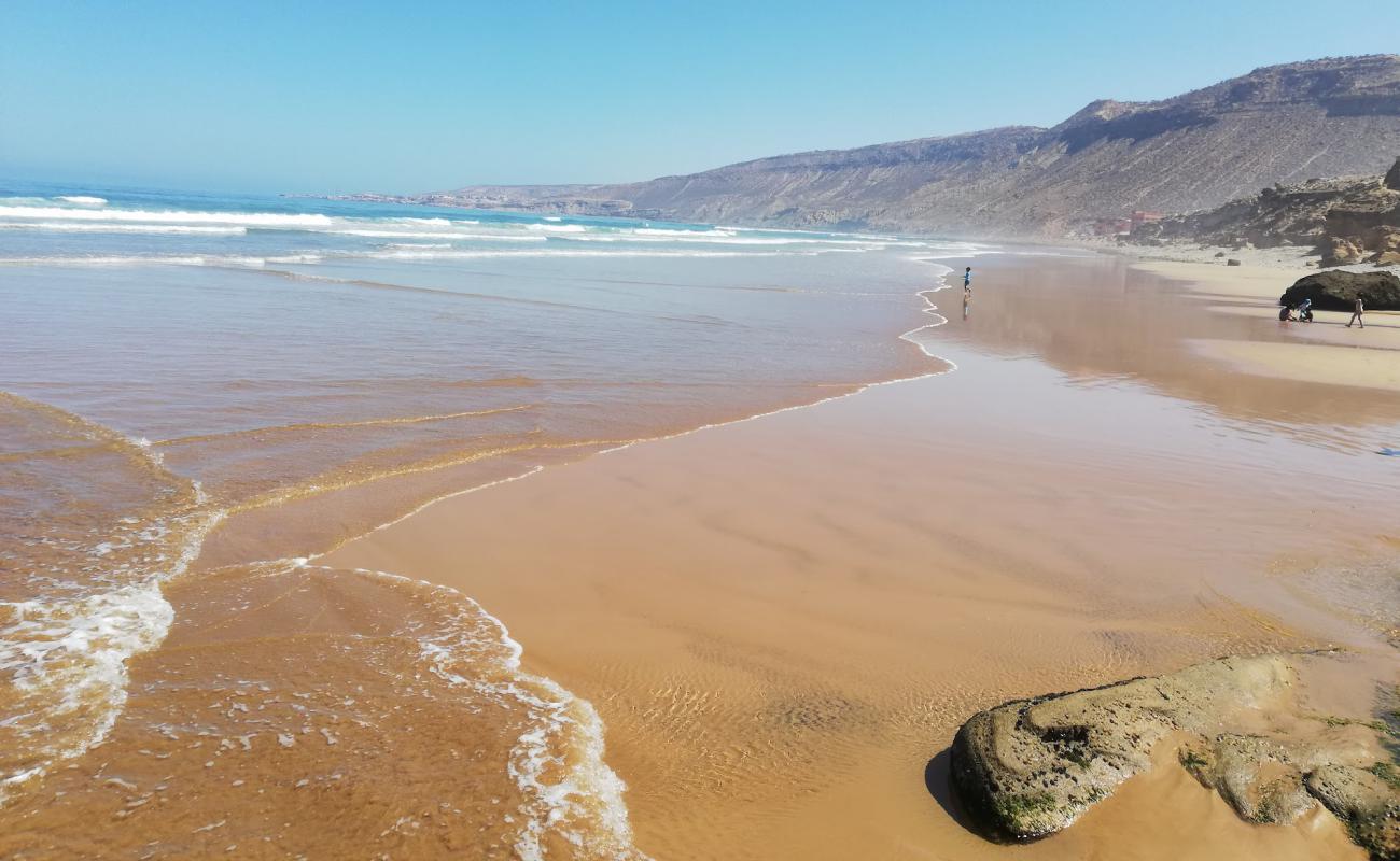 Photo de Plage Tildi avec sable brun de surface