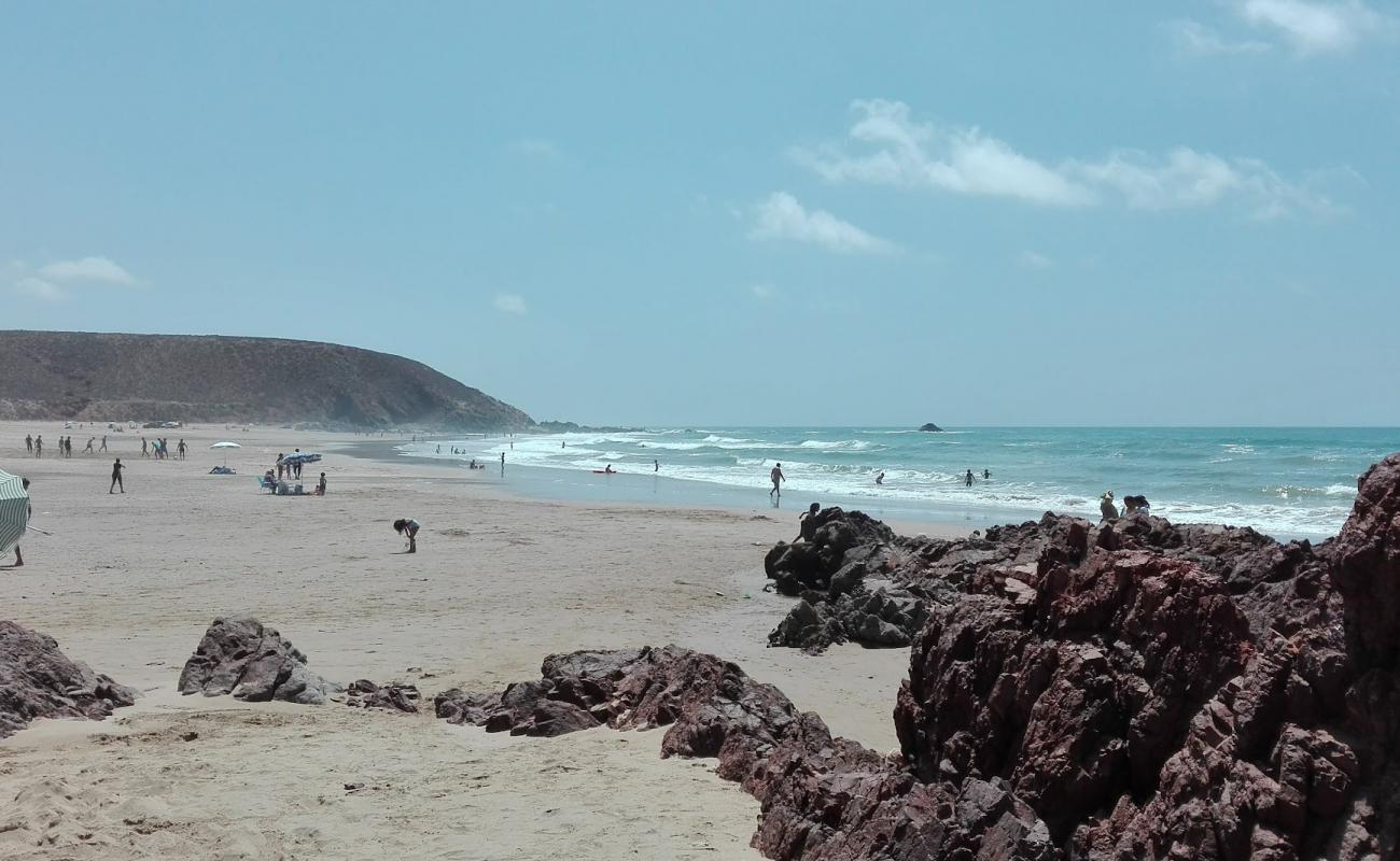 Photo de Plage ftaysa Rkount avec sable beige fin de surface