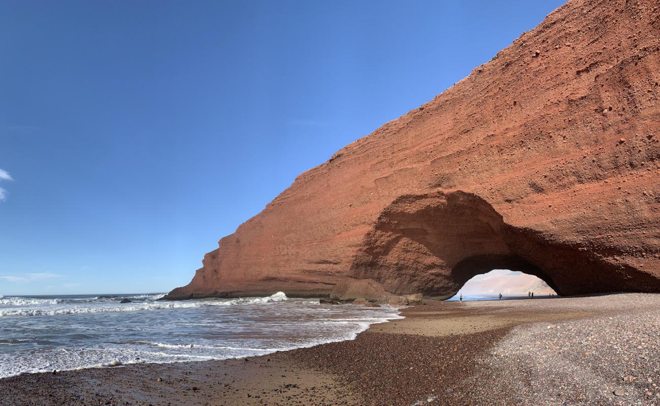 Photo de Legzira Beach avec sable lumineux de surface