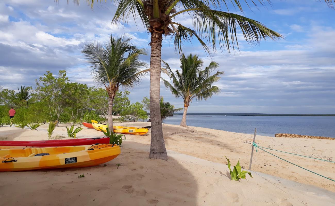 Photo de Situ Island Resort avec sable lumineux de surface