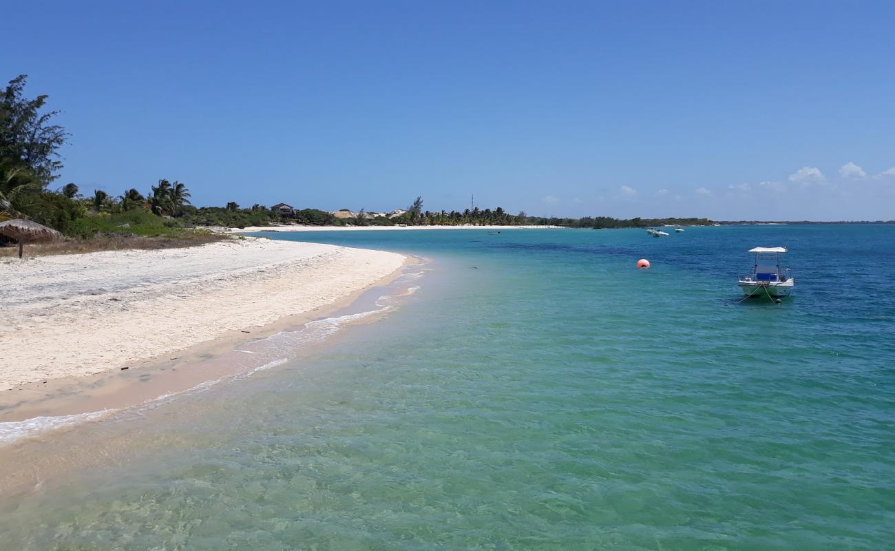 Photo de Laisse Beach avec sable lumineux de surface