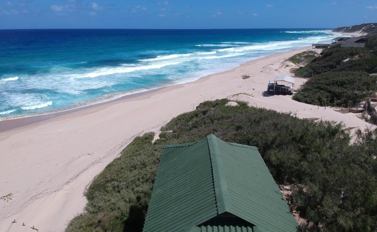 Photo de Pomene Beach avec sable lumineux de surface