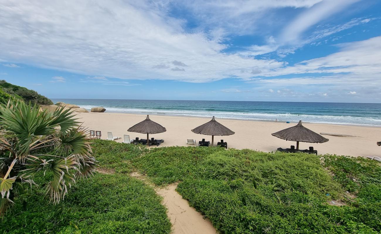 Photo de Massinga Beach avec sable lumineux de surface