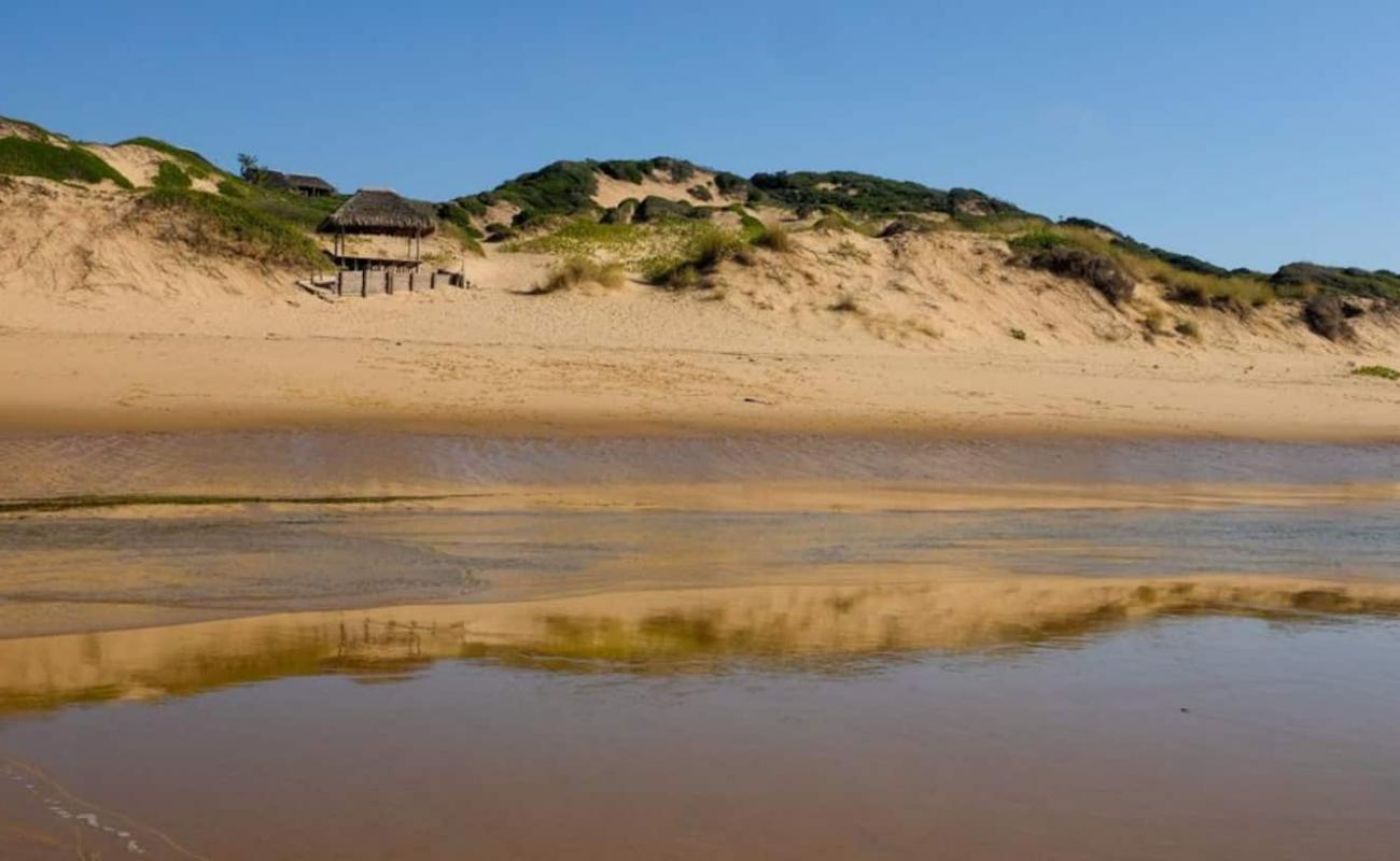 Photo de Mar Me Quer Retreat Beach avec sable lumineux de surface