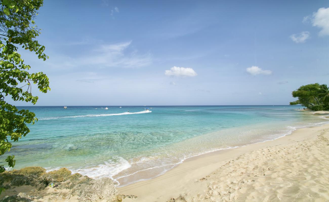 Photo de Mahogany Bay beach avec sable lumineux de surface