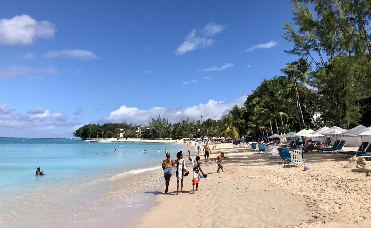 Photo de Paynes Bay beach avec sable fin et lumineux de surface