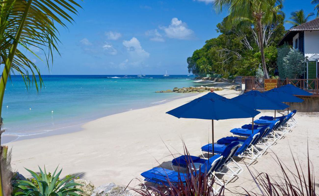 Photo de Mango Bay avec sable lumineux de surface