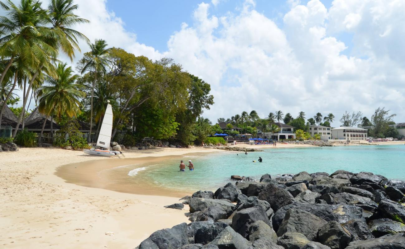 Photo de Snowy's beach avec sable beige fin de surface