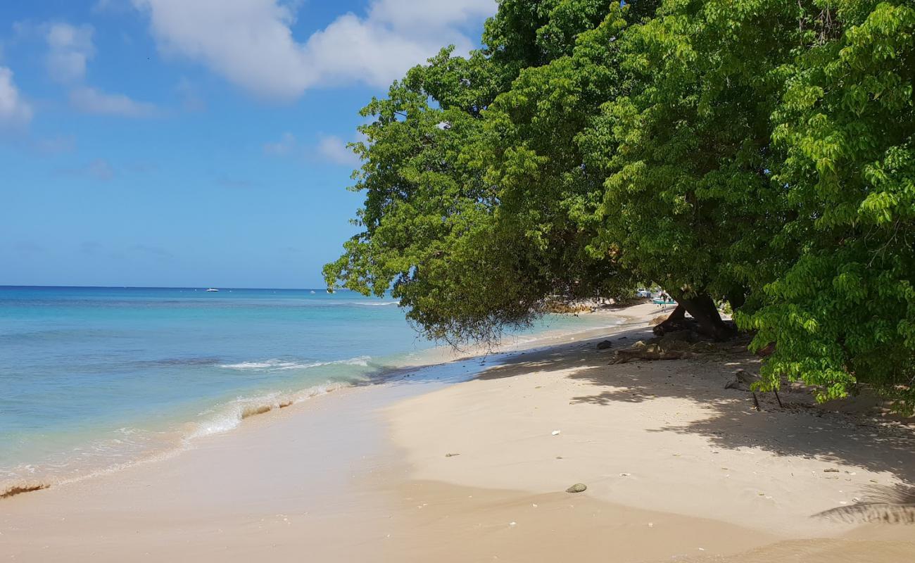 Photo de Braddy's beach avec sable lumineux de surface